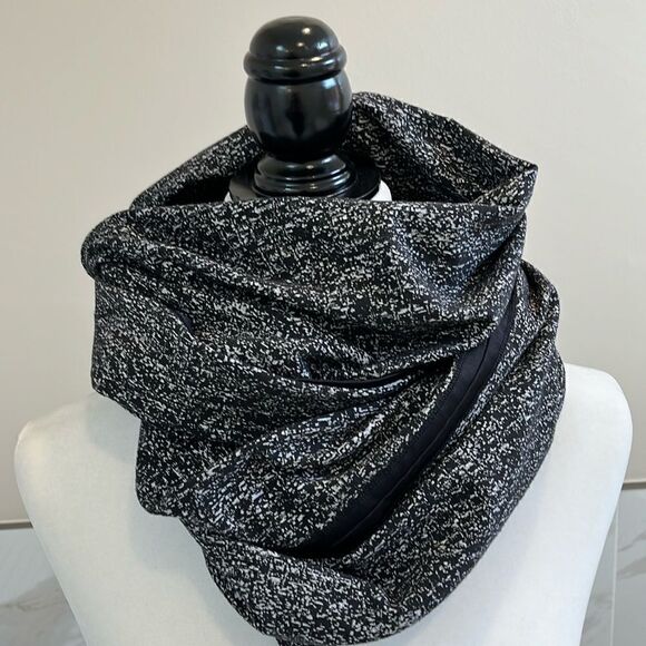 Lululemon Vinyasa Scarf Black Heathered Snap Wrap Size O/S - Picture 1 of 5
